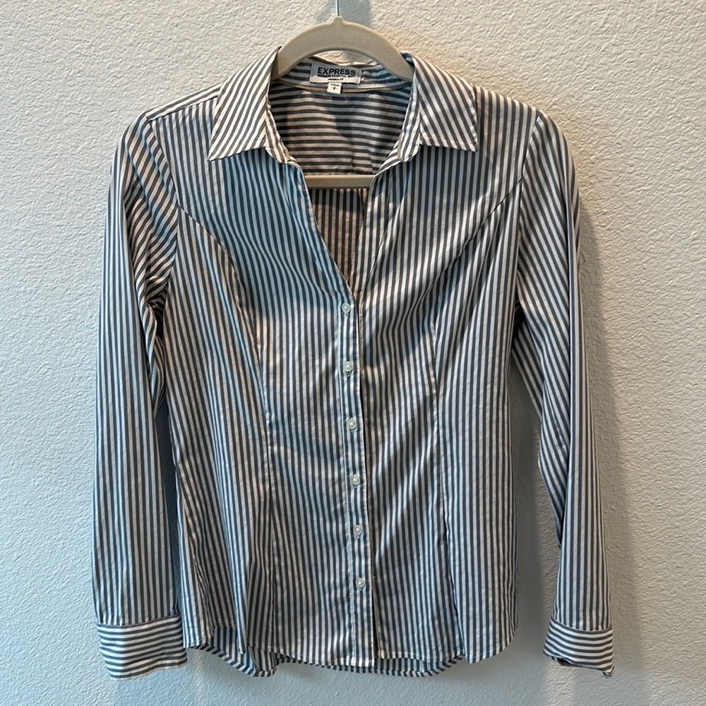 express ultimate essential shirt original fit size small white and baby blue